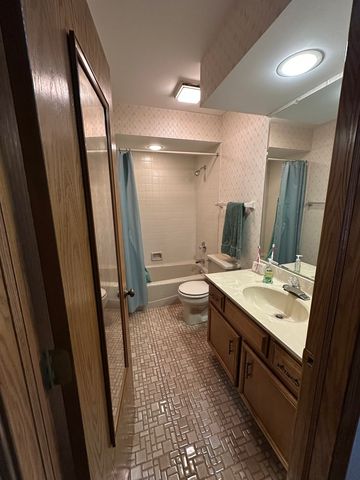 28 Queens Court 28, Westchester, IL 60154