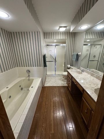 28 Queens Court 28, Westchester, IL 60154