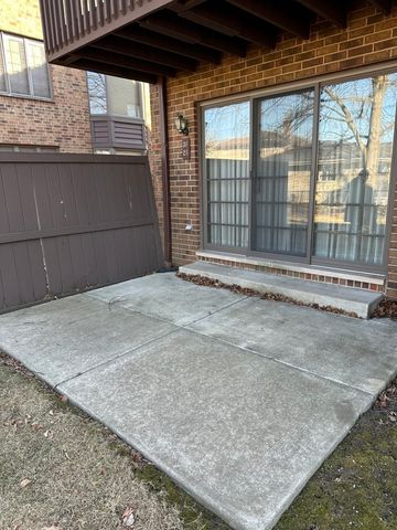 28 Queens Court 28, Westchester, IL 60154