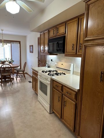 28 Queens Court 28, Westchester, IL 60154