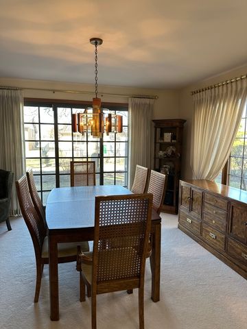 28 Queens Court 28, Westchester, IL 60154