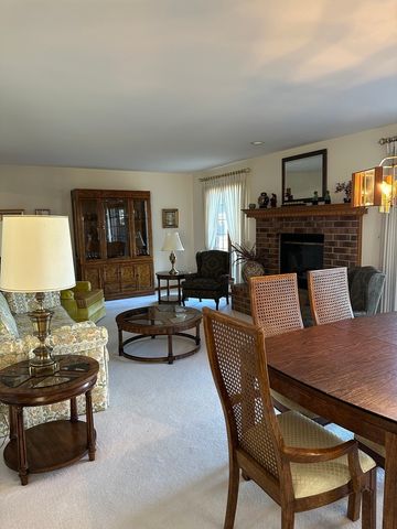 28 Queens Court 28, Westchester, IL 60154