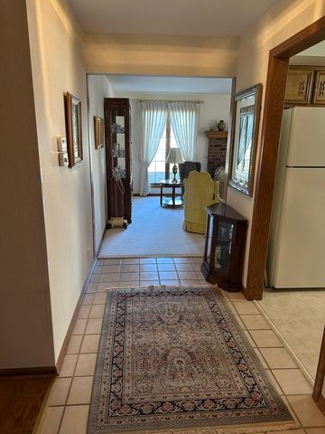 28 Queens Court 28, Westchester, IL 60154