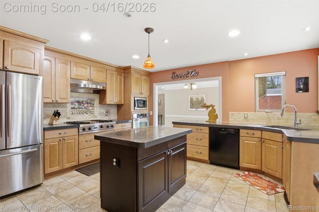 23632 Wesley Drive, Farmington, MI 48335