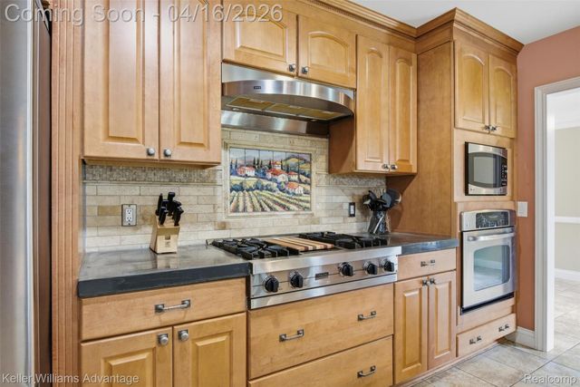 23632 Wesley Drive, Farmington, MI 48335