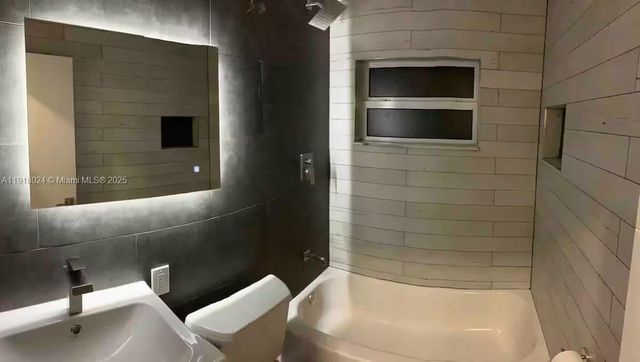 5841 NE 3rd Ave, Oakland Park, FL 33334