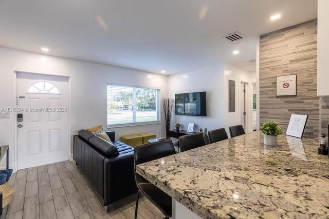 5841 NE 3rd Ave, Oakland Park, FL 33334