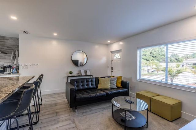 5841 NE 3rd Ave, Oakland Park, FL 33334