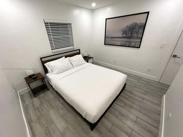 5841 NE 3rd Ave, Oakland Park, FL 33334