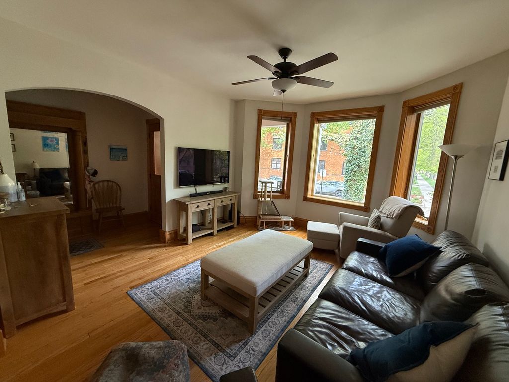 Image 2 of property listing at 3734 N LEAVITT Street, Chicago, IL 60618