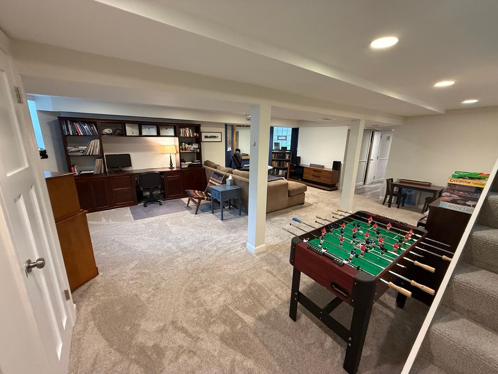 Image 11 of property listing at 3734 N LEAVITT Street, Chicago, IL 60618