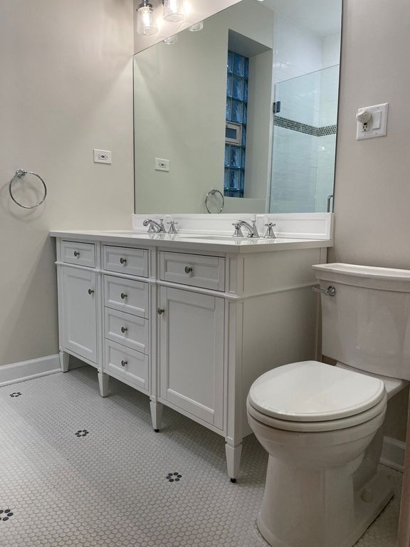 Image 12 of property listing at 3734 N LEAVITT Street, Chicago, IL 60618