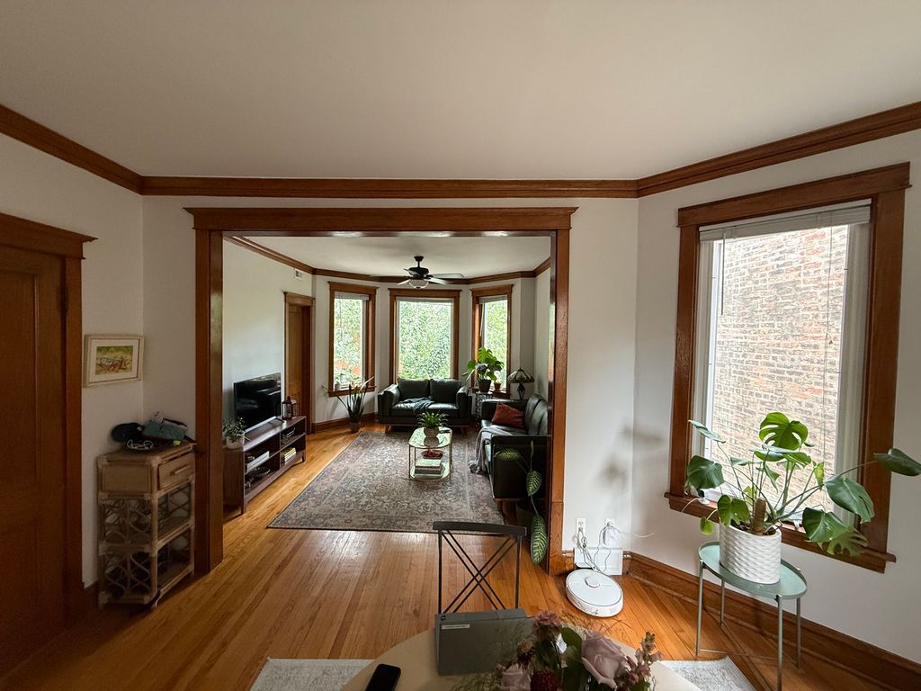 Image 13 of property listing at 3734 N LEAVITT Street, Chicago, IL 60618