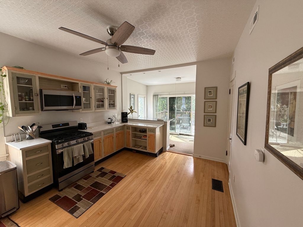 Image 15 of property listing at 3734 N LEAVITT Street, Chicago, IL 60618