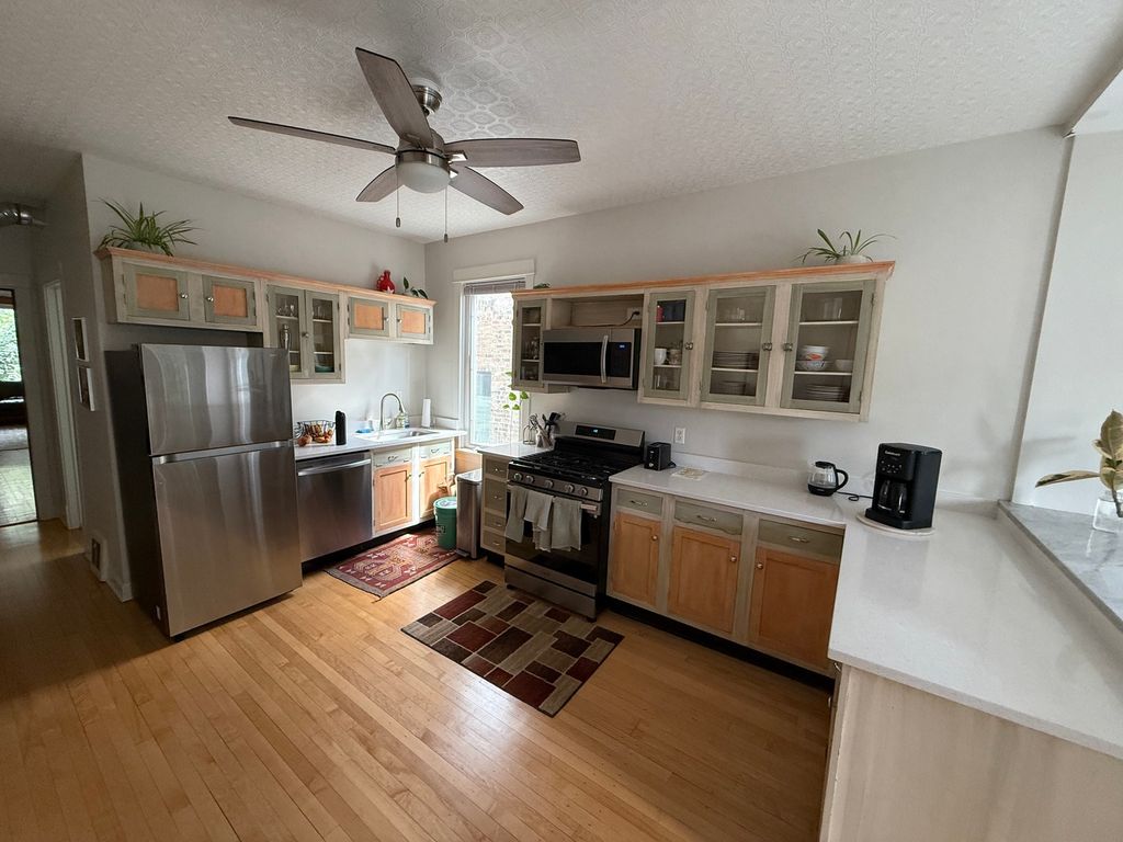 Image 16 of property listing at 3734 N LEAVITT Street, Chicago, IL 60618