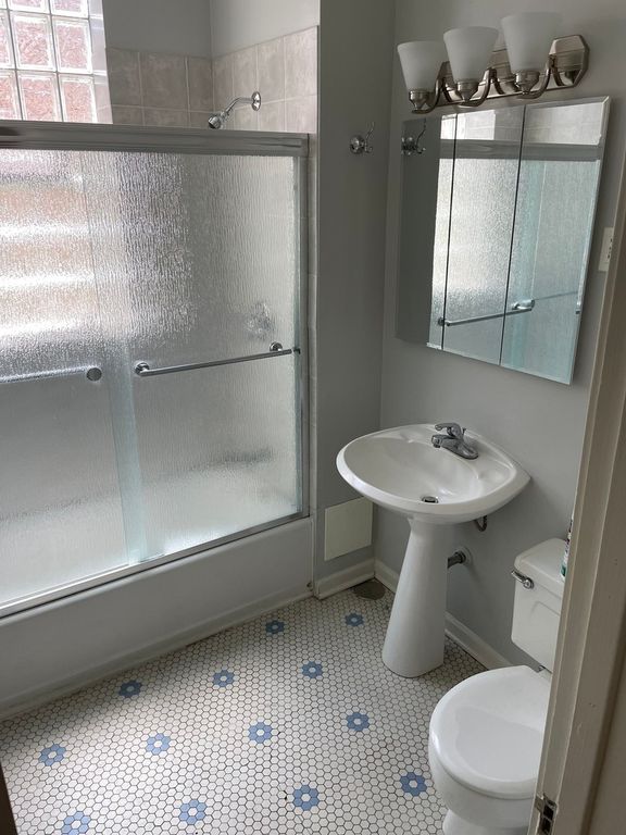 Image 18 of property listing at 3734 N LEAVITT Street, Chicago, IL 60618