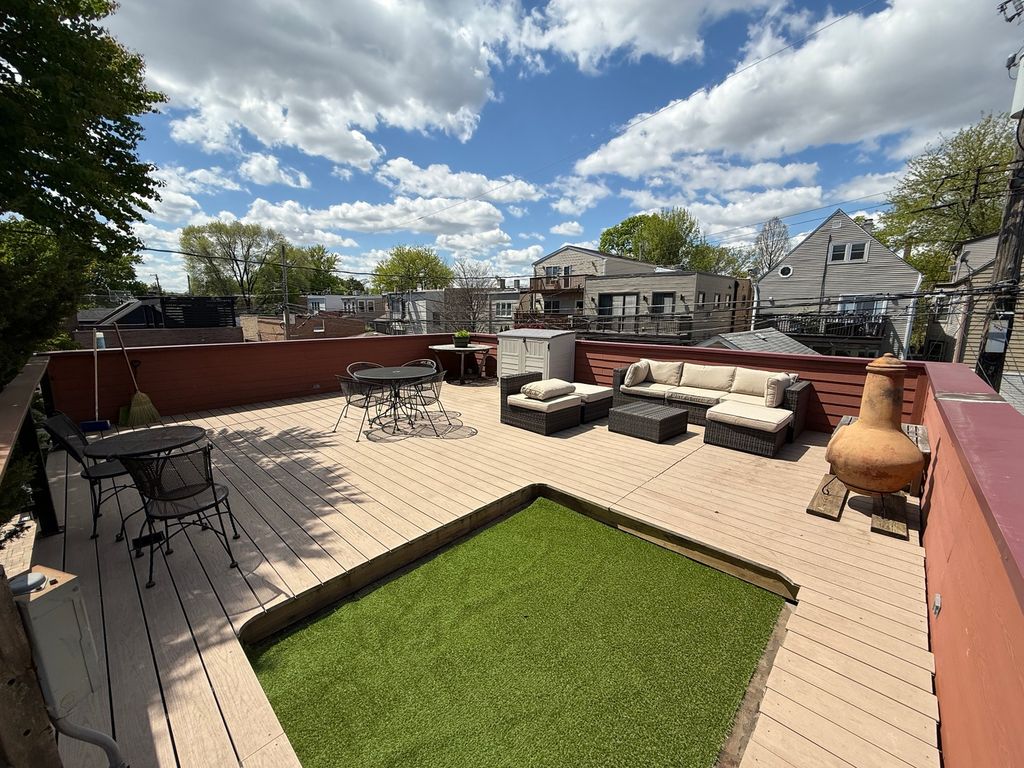 Image 19 of property listing at 3734 N LEAVITT Street, Chicago, IL 60618