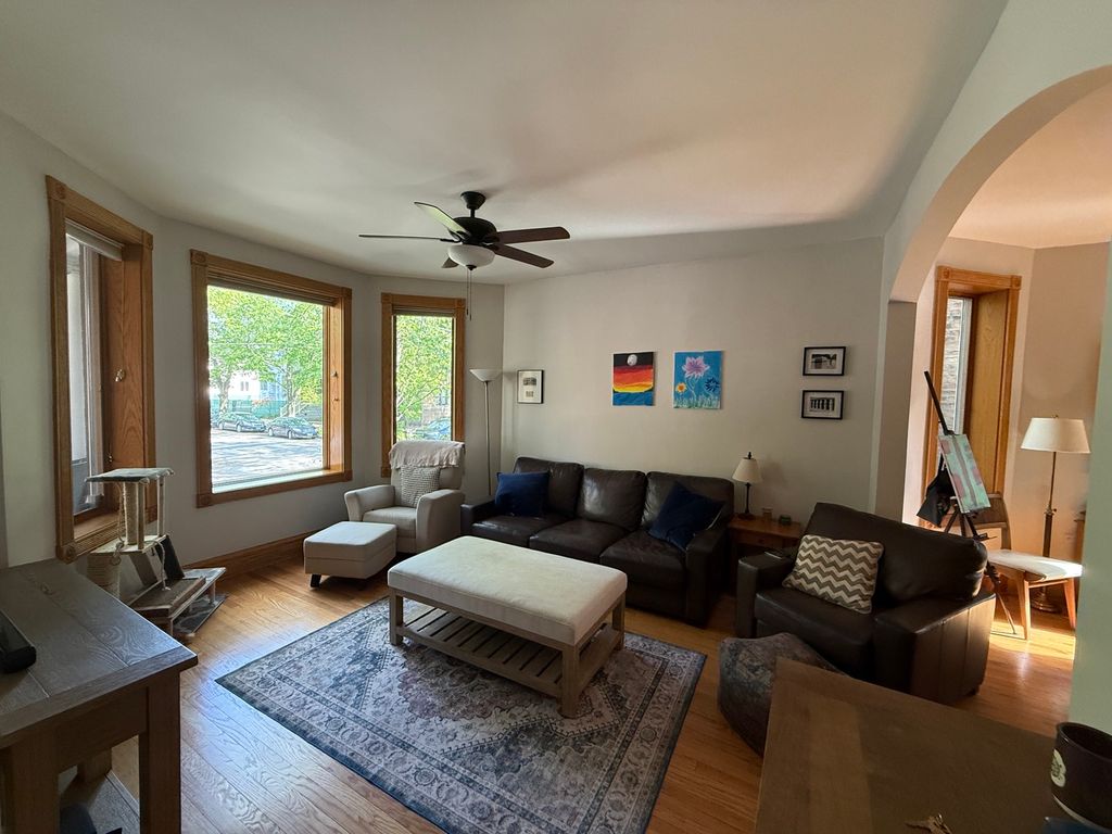 Image 3 of property listing at 3734 N LEAVITT Street, Chicago, IL 60618