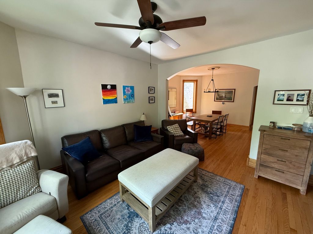 Image 4 of property listing at 3734 N LEAVITT Street, Chicago, IL 60618