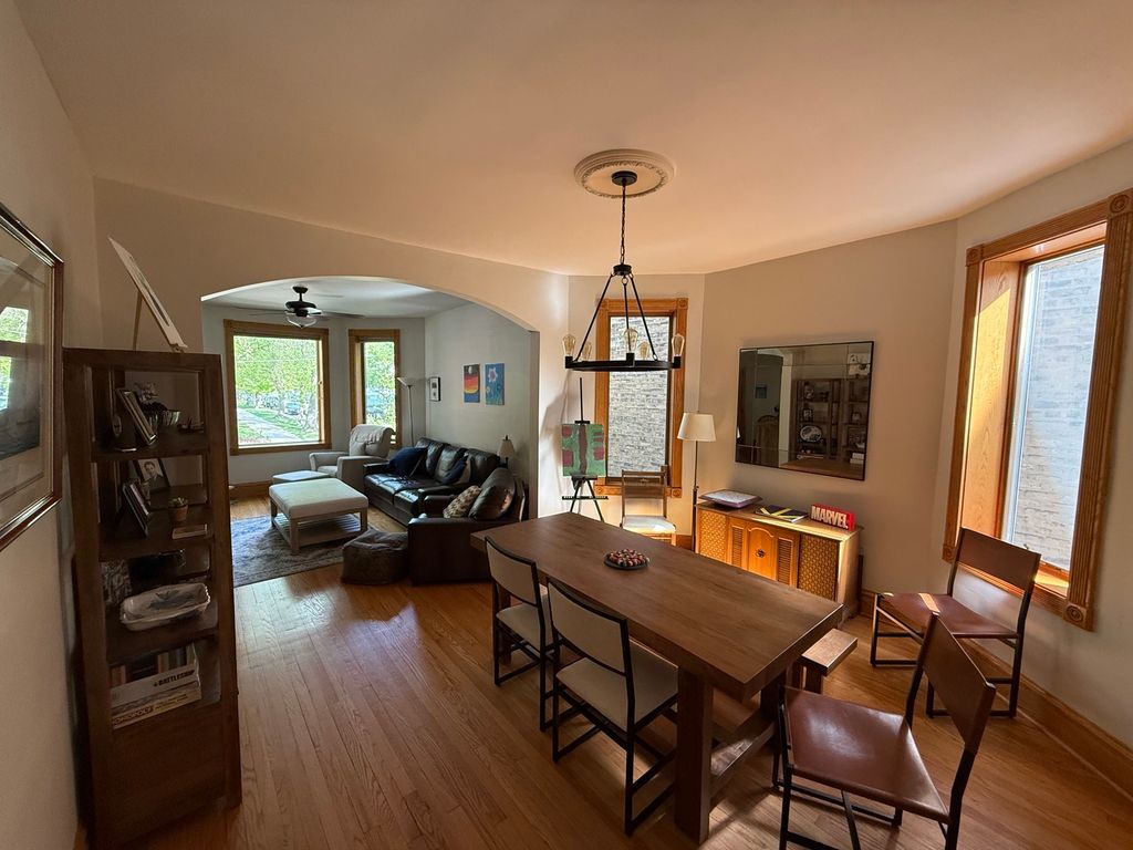 Image 5 of property listing at 3734 N LEAVITT Street, Chicago, IL 60618