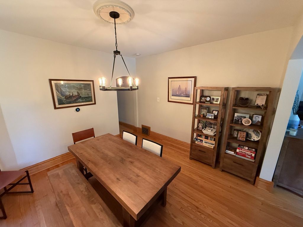 Image 6 of property listing at 3734 N LEAVITT Street, Chicago, IL 60618