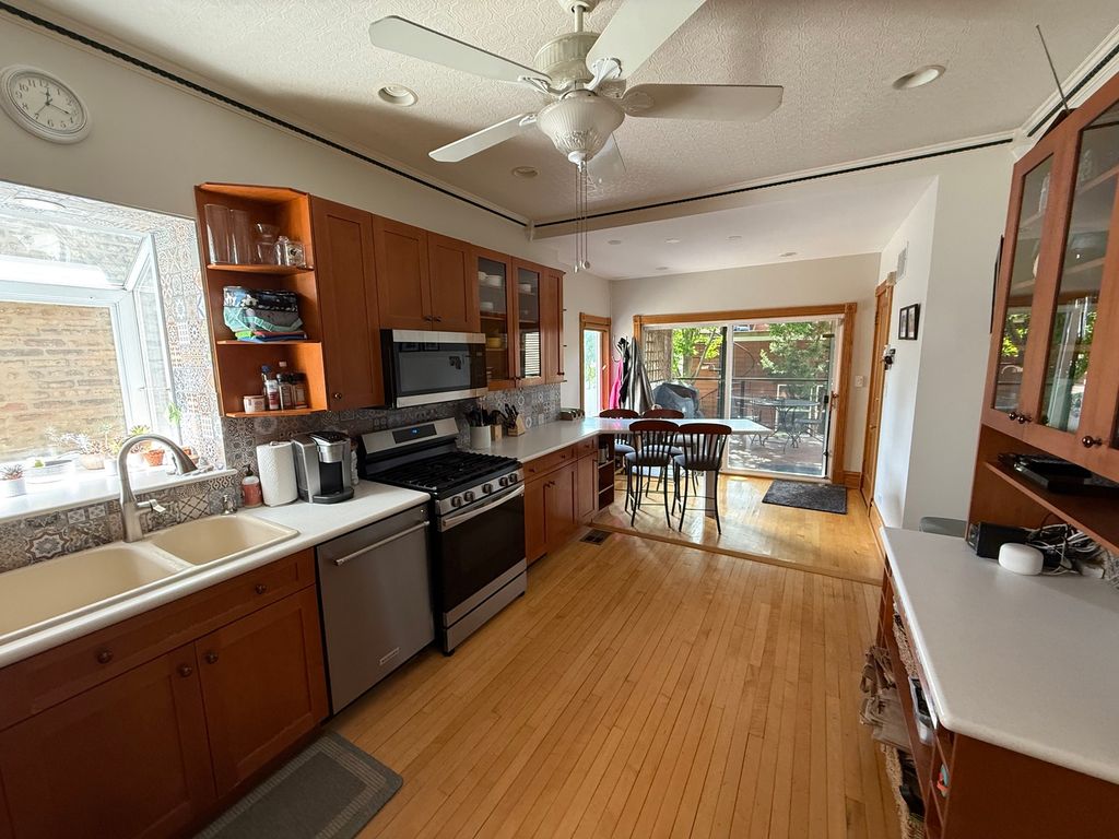 Image 7 of property listing at 3734 N LEAVITT Street, Chicago, IL 60618
