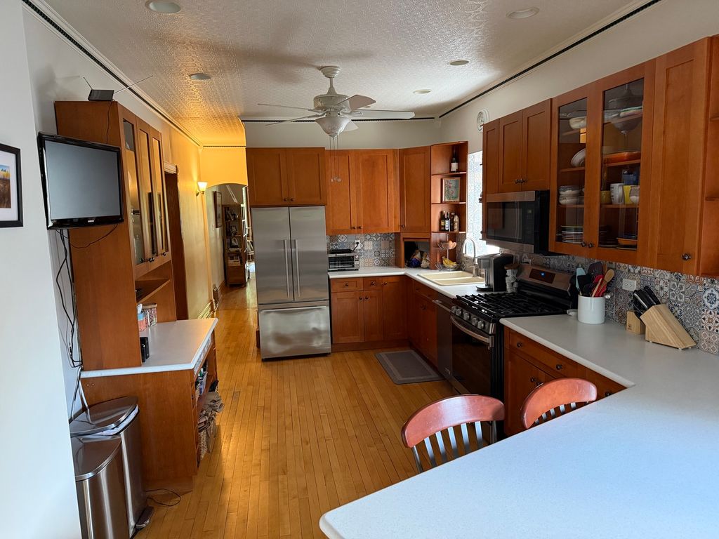 Image 8 of property listing at 3734 N LEAVITT Street, Chicago, IL 60618
