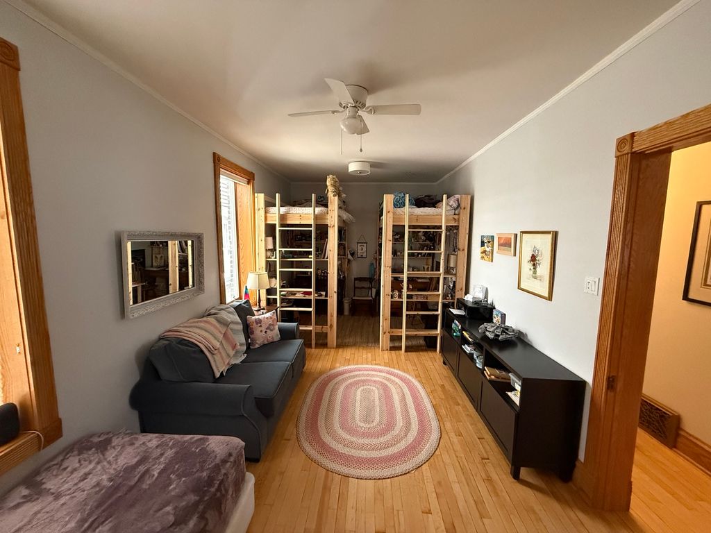 Image 9 of property listing at 3734 N LEAVITT Street, Chicago, IL 60618
