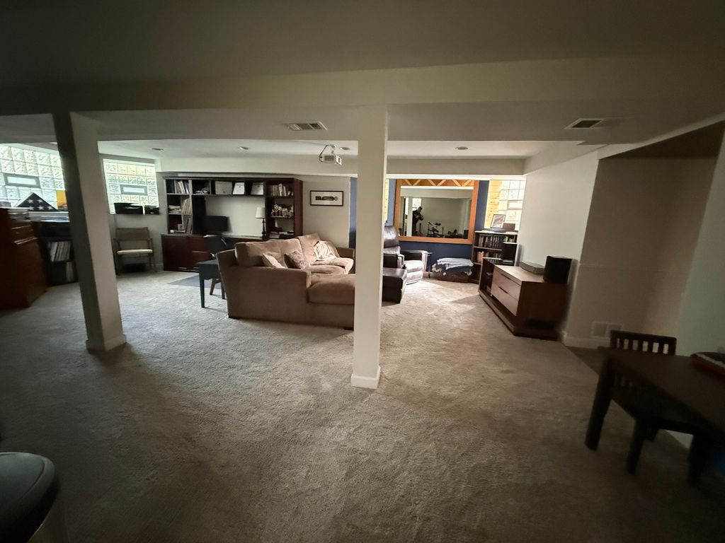 Image 10 of property listing at 3734 N LEAVITT Street, Chicago, IL 60618