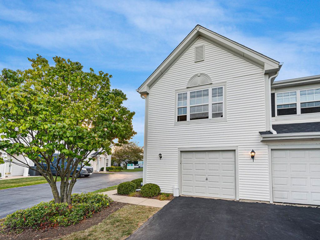 2552 Dickens Drive 2552, Aurora, IL 60503