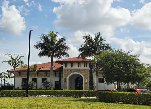 10840 W 33rd Ln, Hialeah, FL 33018