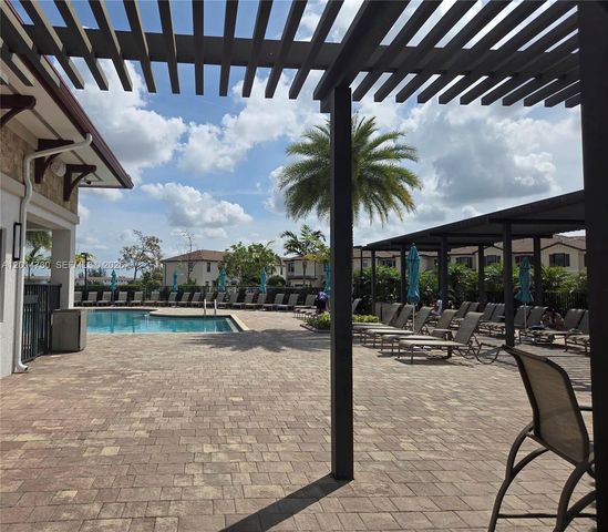 10840 W 33rd Ln, Hialeah, FL 33018