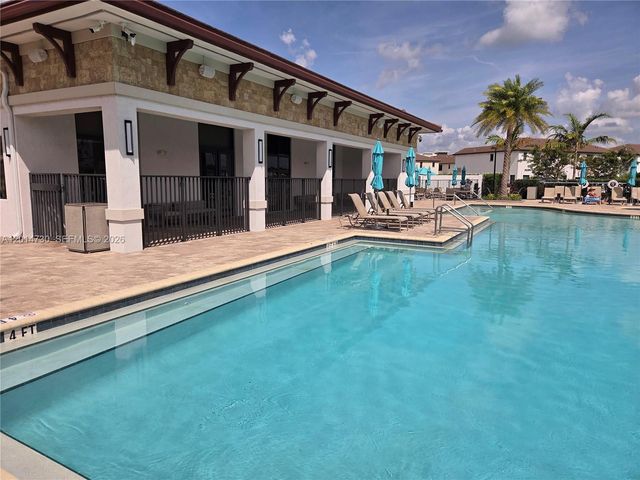 10840 W 33rd Ln, Hialeah, FL 33018