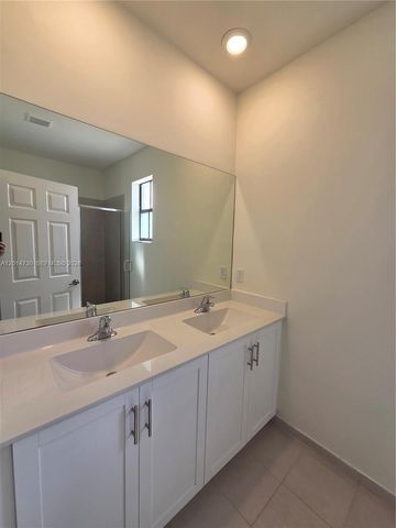 10840 W 33rd Ln, Hialeah, FL 33018