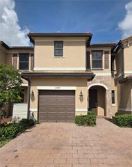 10840 W 33rd Ln, Hialeah, FL 33018