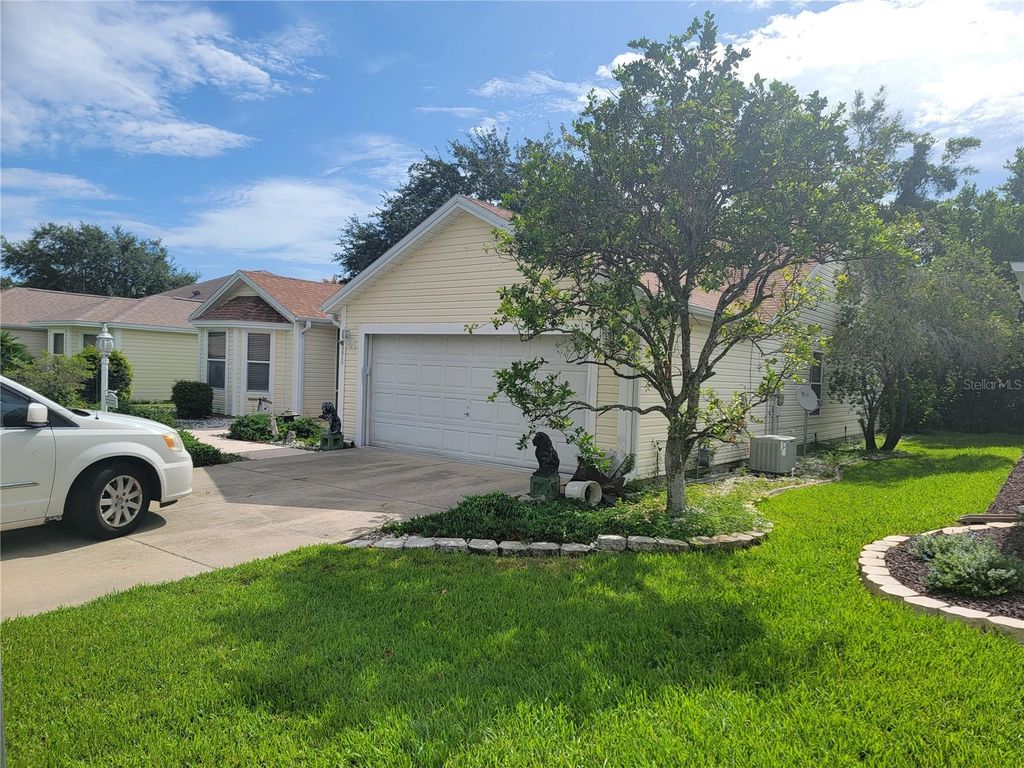Image 3 of property listing at 1033 OAK FOREST DRIVE, The Villages, FL 32162