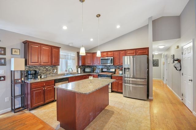 66 Bailey St, Fall River, MA 02724