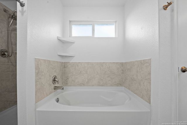 6450 Hoffman Plain, San Antonio, TX 78252