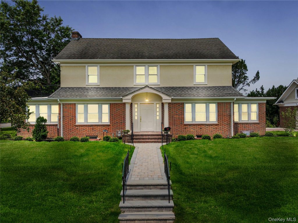 220 Pomander Road, Mineola, NY 11501 — exterior
