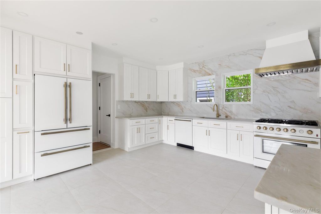 220 Pomander Road, Mineola, NY 11501 — photo 4
