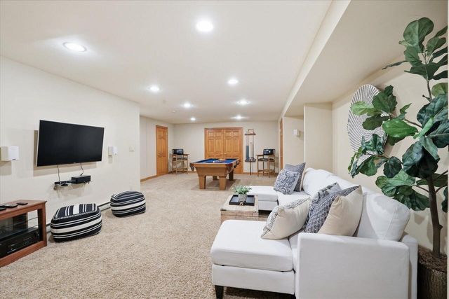 W280N8120 Black Diamond COURT, Hartland, WI 53029
