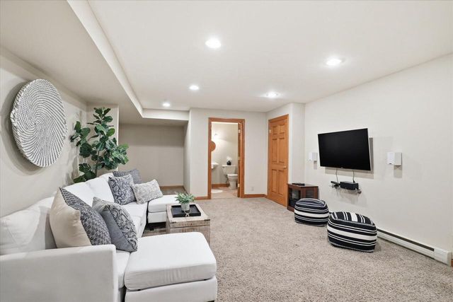 W280N8120 Black Diamond COURT, Hartland, WI 53029