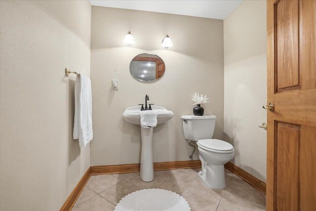 W280N8120 Black Diamond COURT, Hartland, WI 53029
