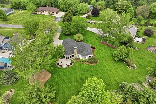 W280N8120 Black Diamond COURT, Hartland, WI 53029