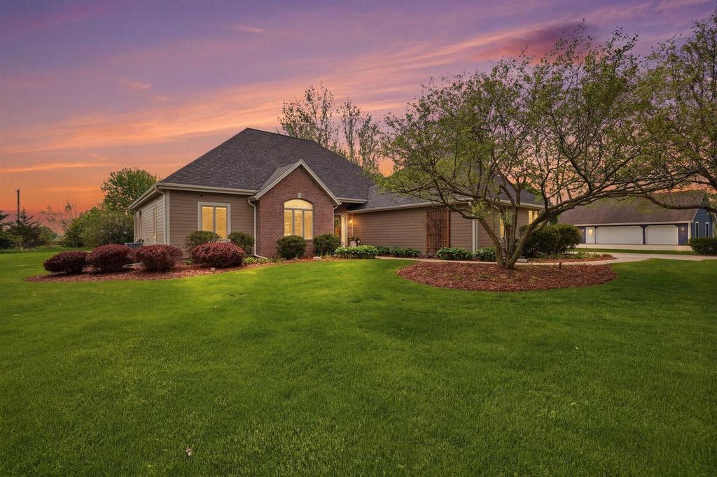 W280N8120 Black Diamond COURT, Hartland, WI 53029