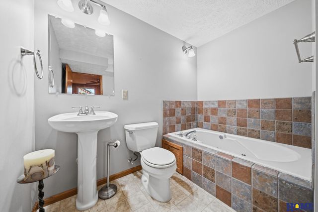 1100 Gailyn Circle, Lincoln, NE 68523