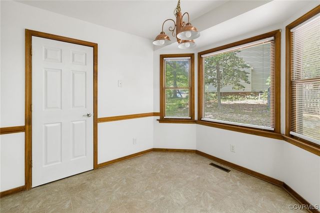 9606 Ladue Rd, North Chesterfield, VA 23237
