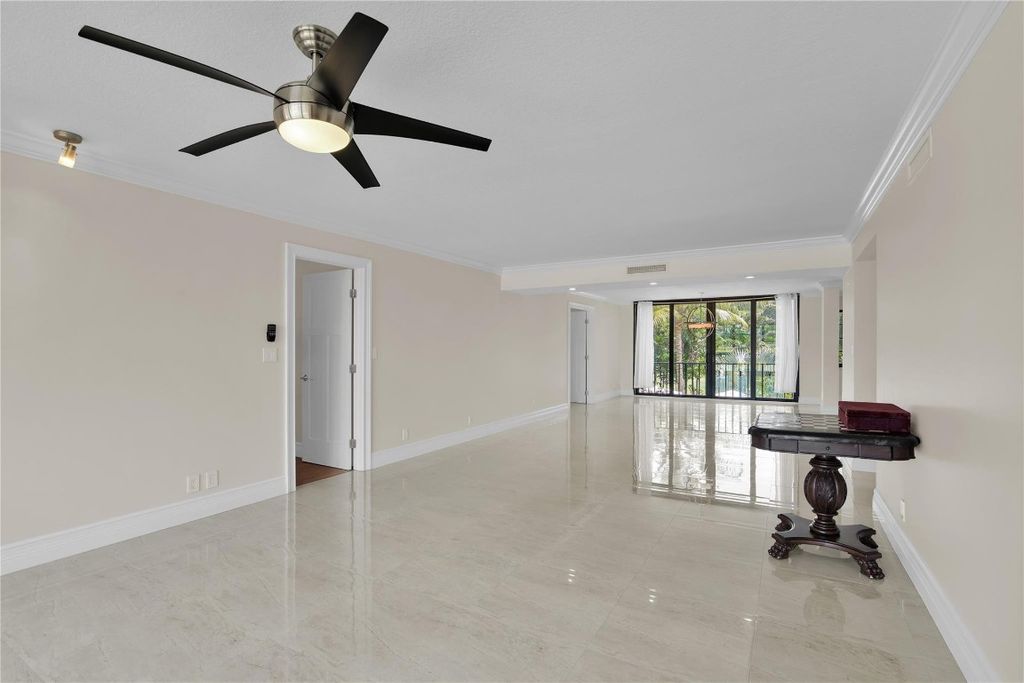 Image 10 of property listing at 250 E Royal Palm Road 2A, Boca Raton, FL 33432