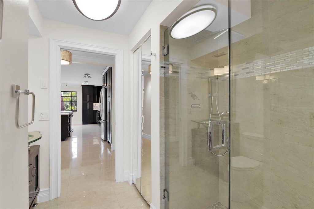 Image 13 of property listing at 250 E Royal Palm Road 2A, Boca Raton, FL 33432