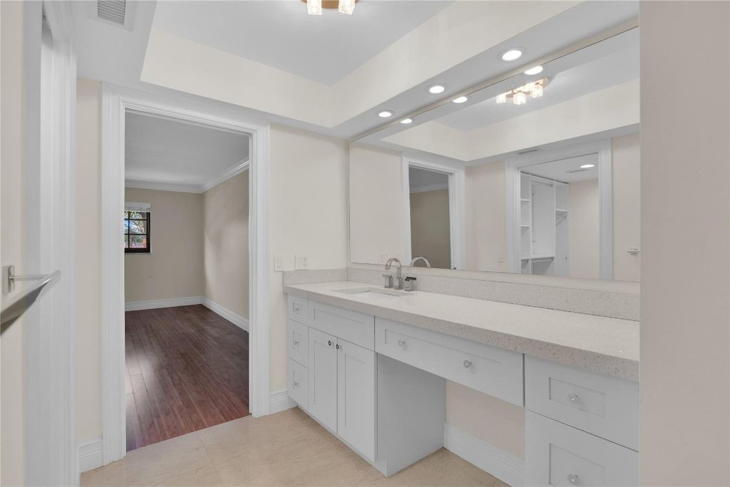 Image 18 of property listing at 250 E Royal Palm Road 2A, Boca Raton, FL 33432